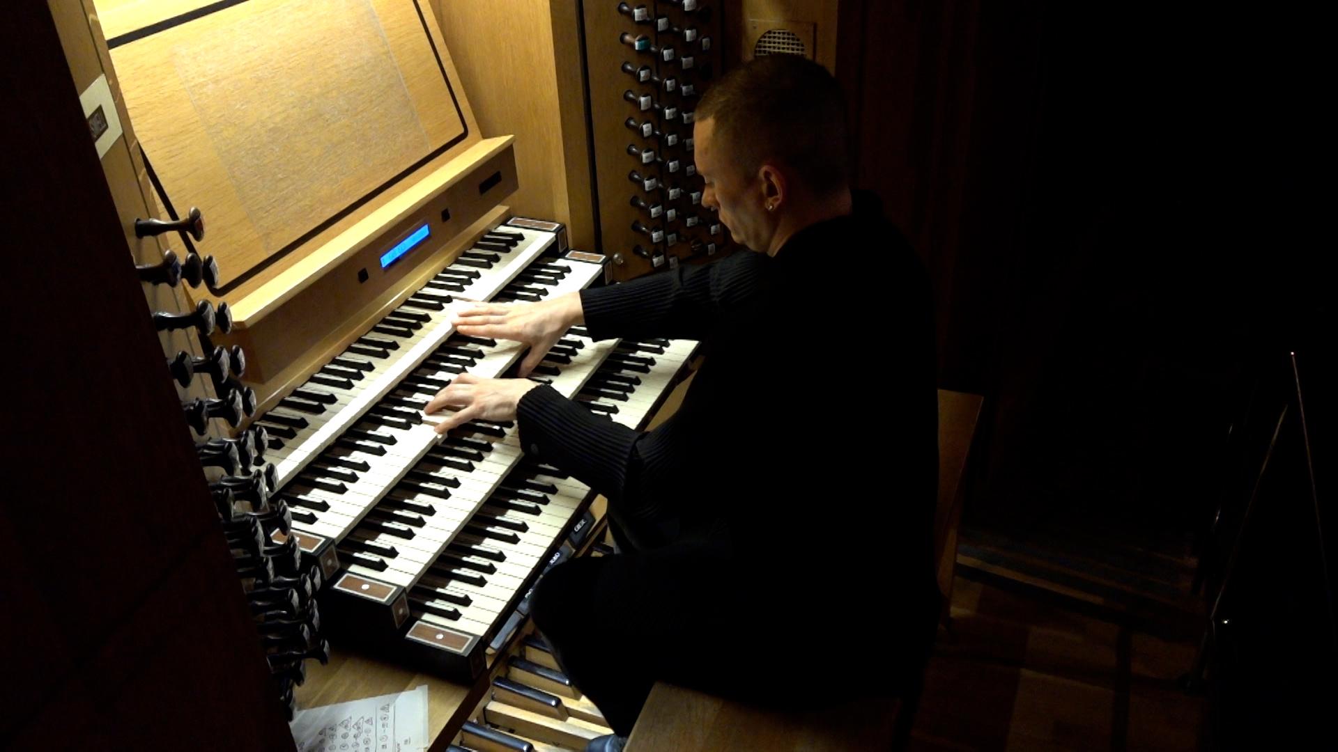 cover of episode Interview with organist Cameron Carpenter, Virtually Versailles & in the studio: dizi & zheng music